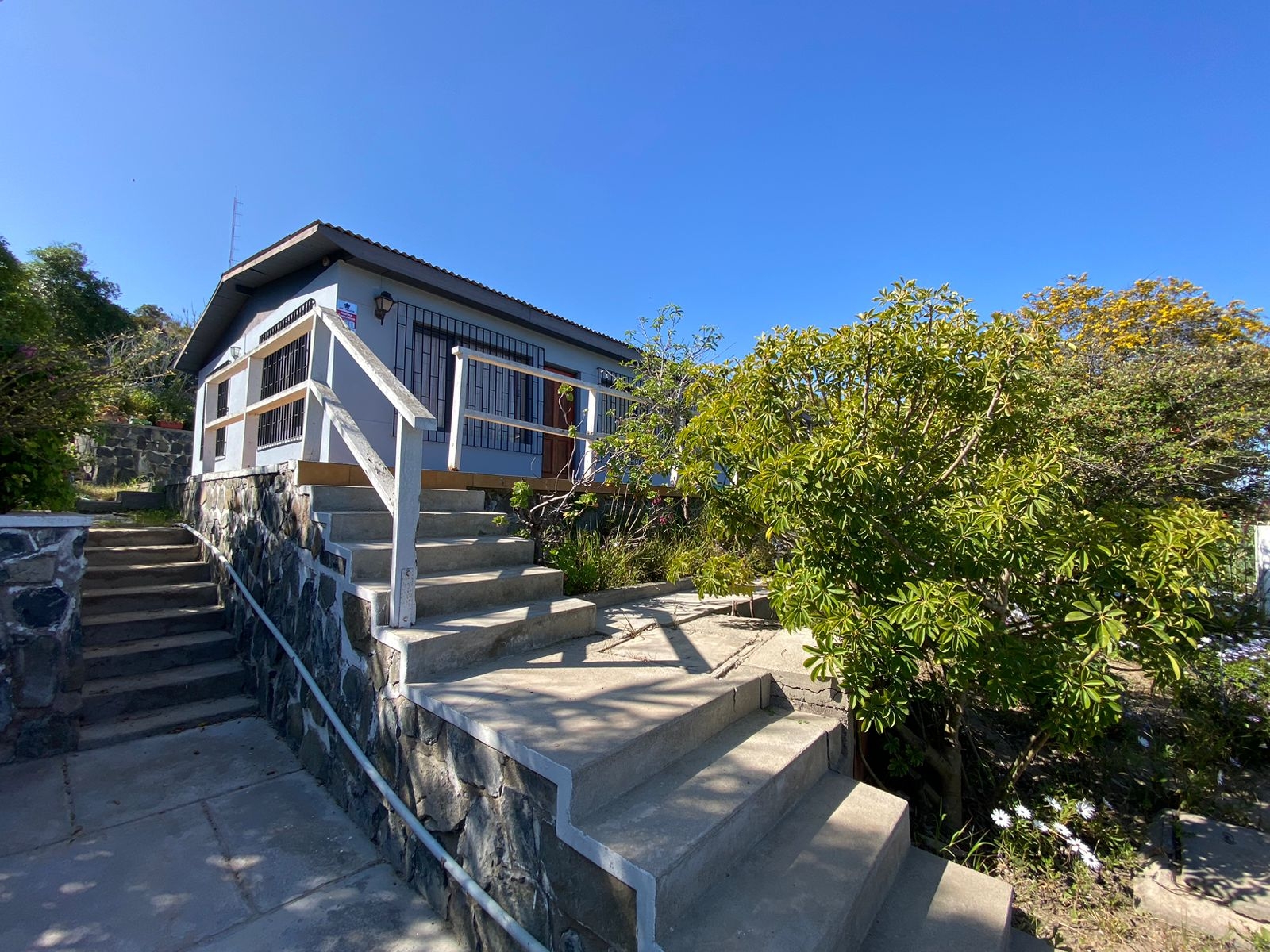 Hermosa Casa + Depto. Ubicada en Urmeneta Sur